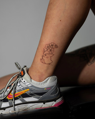 Delicate fine line tattoo on ankle, same-day walk-in piece, Seoul Ink Tattoo Sinsa-dong 2026, South Korea