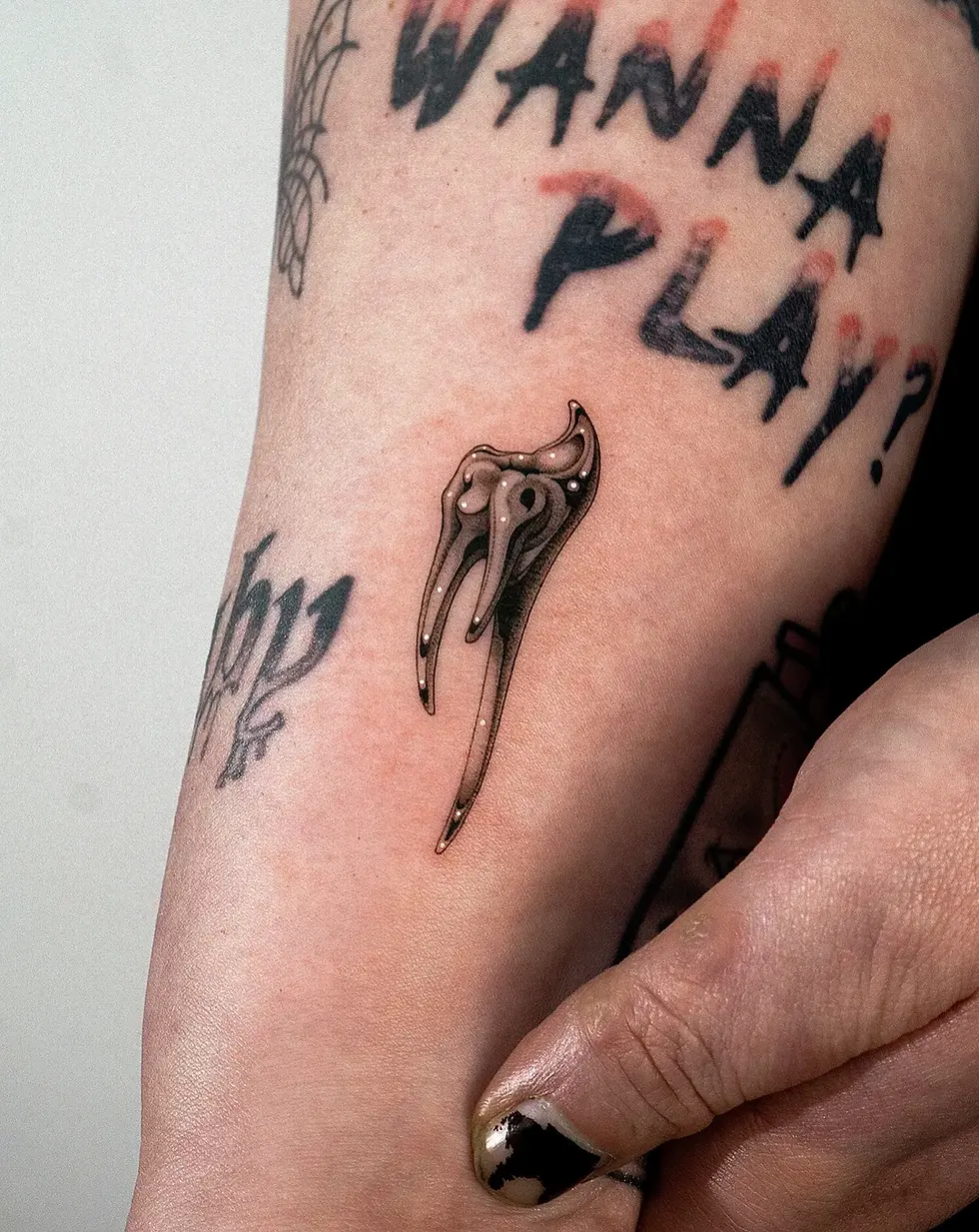 19-gemil-4x5-fine-line-upper-arm-chrome-tooth-seoul-ink-tattoo-resident-artist-travel-cust.webp