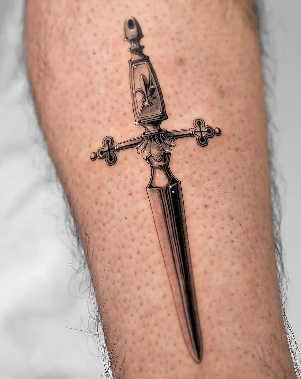 13-gemil-4x5-fine-line-forearm-chrome-sword-seoul-ink-tattoo-resident-artist-travel-custom.webp