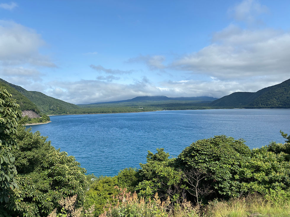富士山には雲が・・。少し風もある本栖湖。