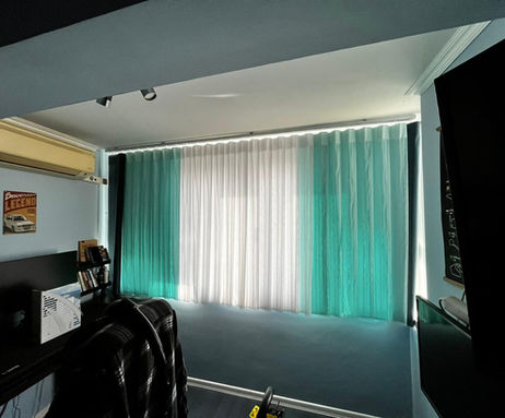 Перде щори в модерен хол с голям прозорец