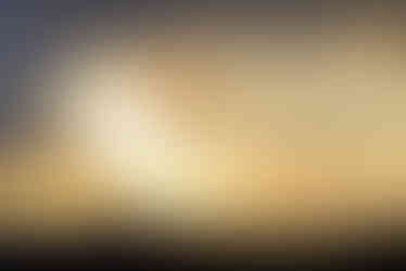 “Tramonto potente e drammatico. Una spaccatura luminosa tra le nuvole forma una figura che richiama una bocca spalancata. Atmosfera carica di tensione emotiva.”