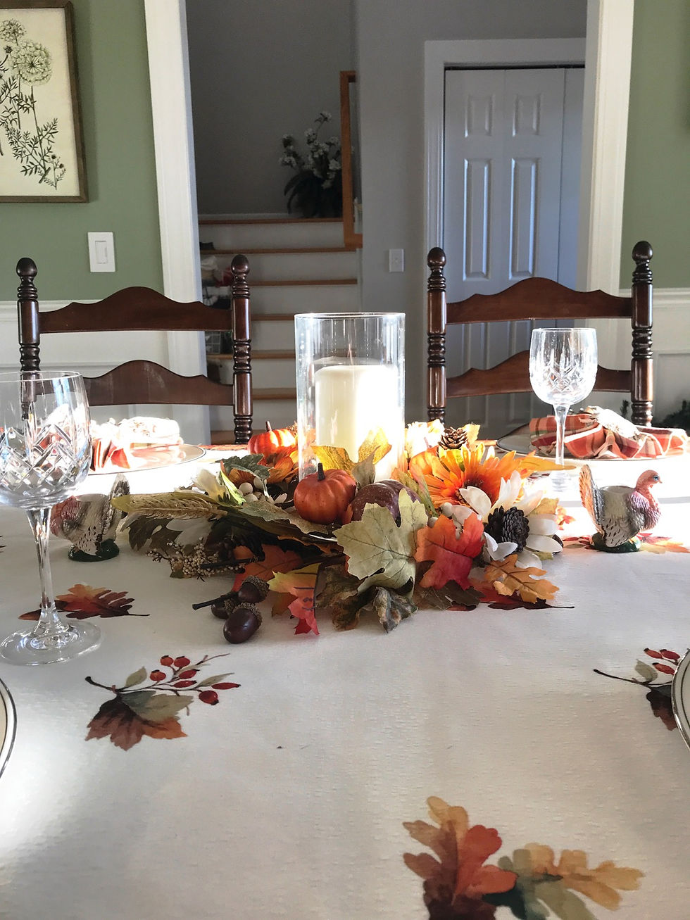Thanksgiving dining table decor
