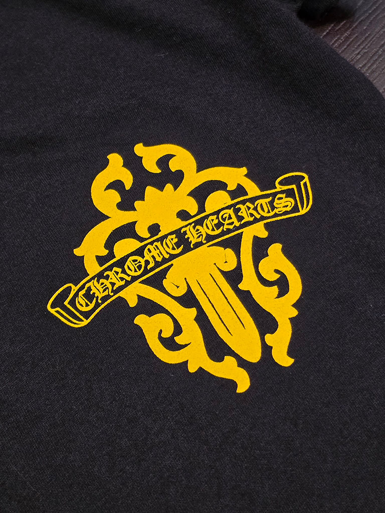 縮圖：克羅心 Chrome Hearts 女版V領黃色匕首短袖(黑)