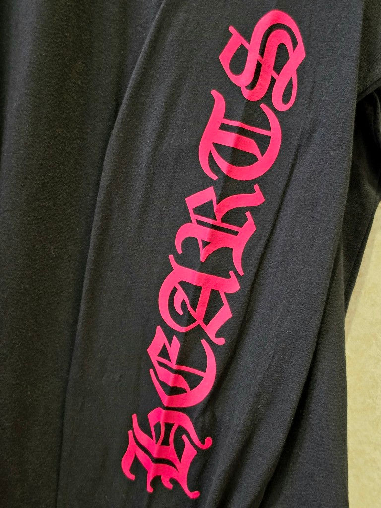 縮圖：克羅心 Chrome Hearts 領口手臂桃紅歌德文 長袖(黑)