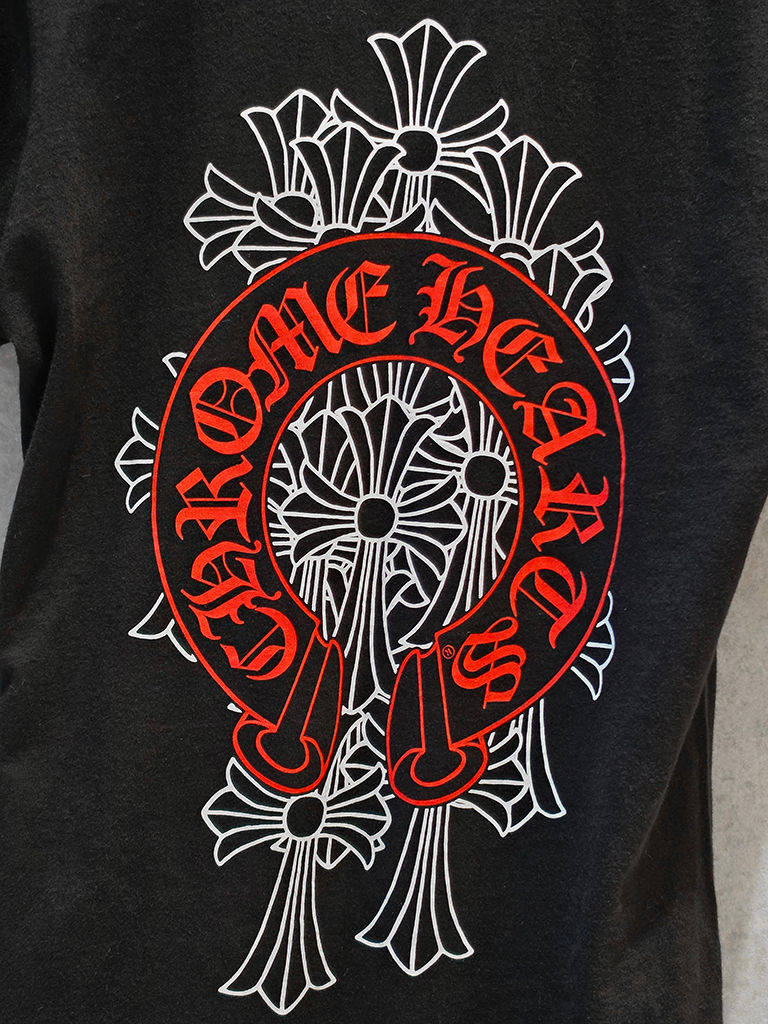 縮圖：克羅心 Chrome Hearts 女版V領 紅馬蹄墓葬十字短袖(黑)
