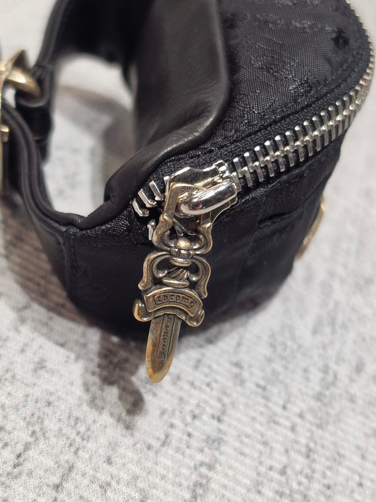 縮圖：克羅心 Chrome Hearts 尼龍暗紋水餃手腕包