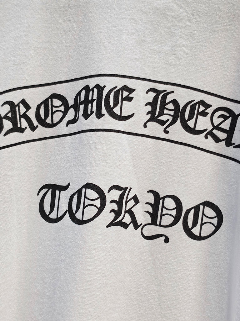 縮圖：克羅心 Chrome Hearts Tokyo東京限定 胸口歌德文短袖(白)