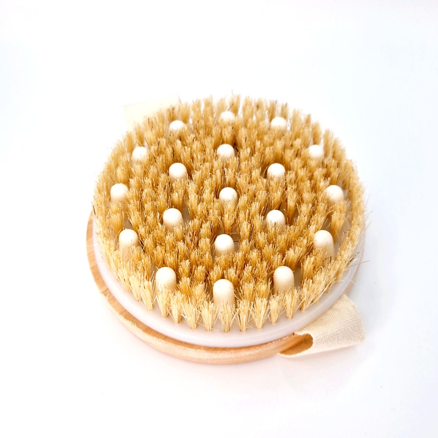 Brosse exfoliante ronde utilisation à sec pour la cellulite