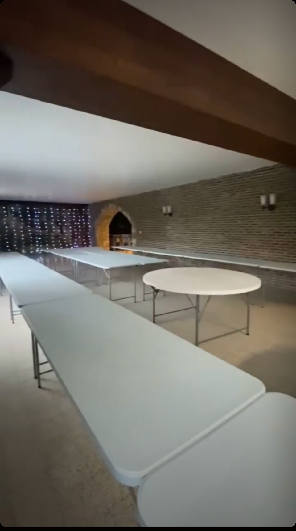 White tables and chairs in a warm and friendly reception room, creating a natural, chic and pleasant atmosphere.