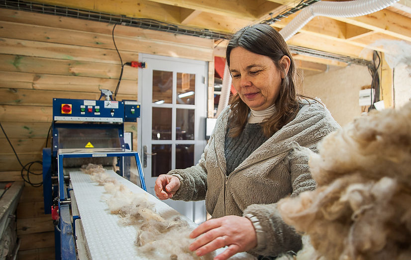 Emilie RENARD, co-dirigeante de la Petite Filature Bretonne, travaillant sur le loup ouvreur.