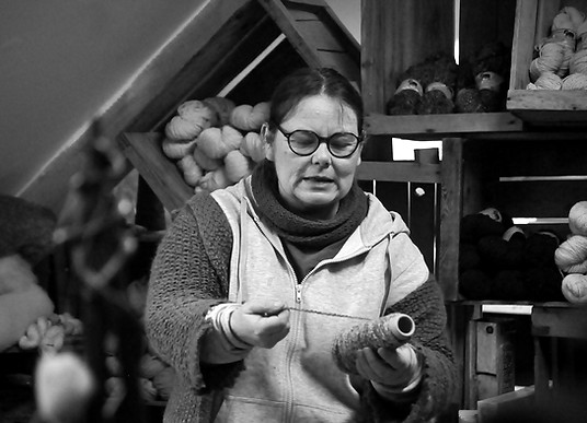 Emilie, co-dirigeante de la Petite Filature Bretonne. Cette photo a été prise dans la boutique, lors d'une visite.
