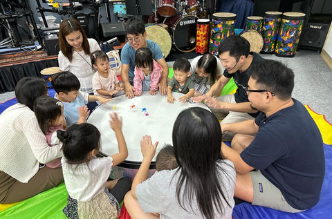 Family drum circle, backstage drum circles, thomas chiu drums, hong kong drum circles, lynn kleiner drum, babies music class hong kong