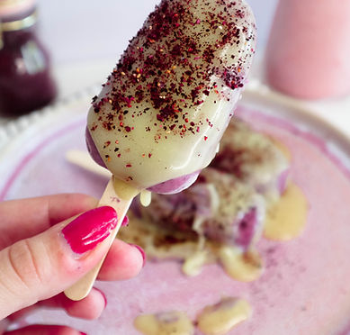 Das perfekte Eis für den Sommer! Kreieren Sie Ihr eigenes Wilde Heidelbeere-Kokos-Eis am Stiel. Dank unseres Heidelbeere-Pulvers von Beerentanz  erhält es eine wunderschöne Farbe und einen unwiderstehlichen Geschmack.