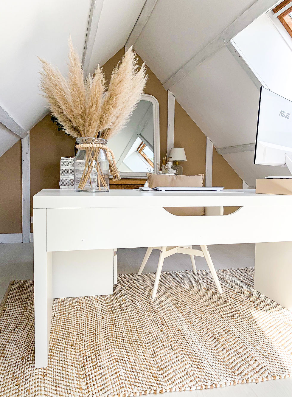 un joli bureau sous comble avec des couleurs naturelles et neutres
