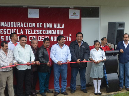 Santiago Avendaño entrega apoyos en comunidades e inaugura aula en Telesecundaria