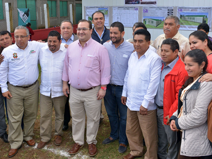 Asiste el gobernador Javier Duarte a instalación de comedor comunitario en Salto de Eyipantla
