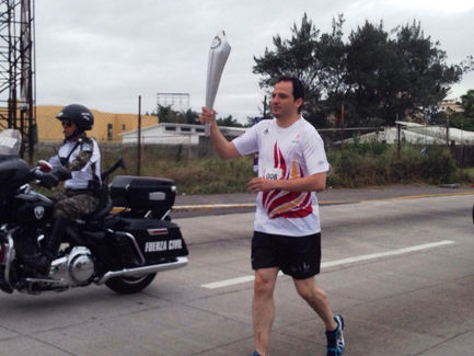 Diputado Octavio Perez participa en el recorrido de la antorcha de los JCC