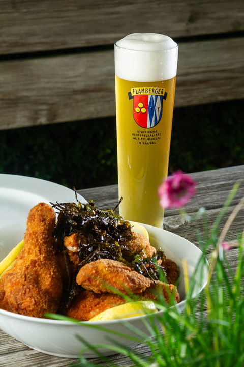 Steirisches Backhendl mit einem Glas Flamberger Bier in St. Nikolai im Sausal