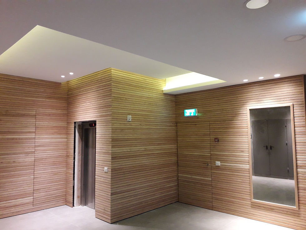 לובי בניין מעץ אלון