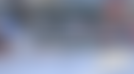 Blurry runners in the background with text highlighting the inefficiency of inconsistent pacing in races. Blue and orange accents.
