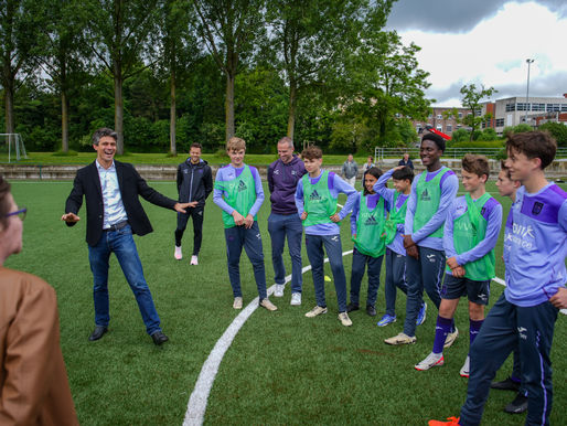 Nieuw synthetisch voetbalveld voor Anderlechtse Sint-Niklaasinstituut