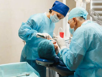 Kokie galimi pojūčiai dantų implantacijos metu ir po jos?