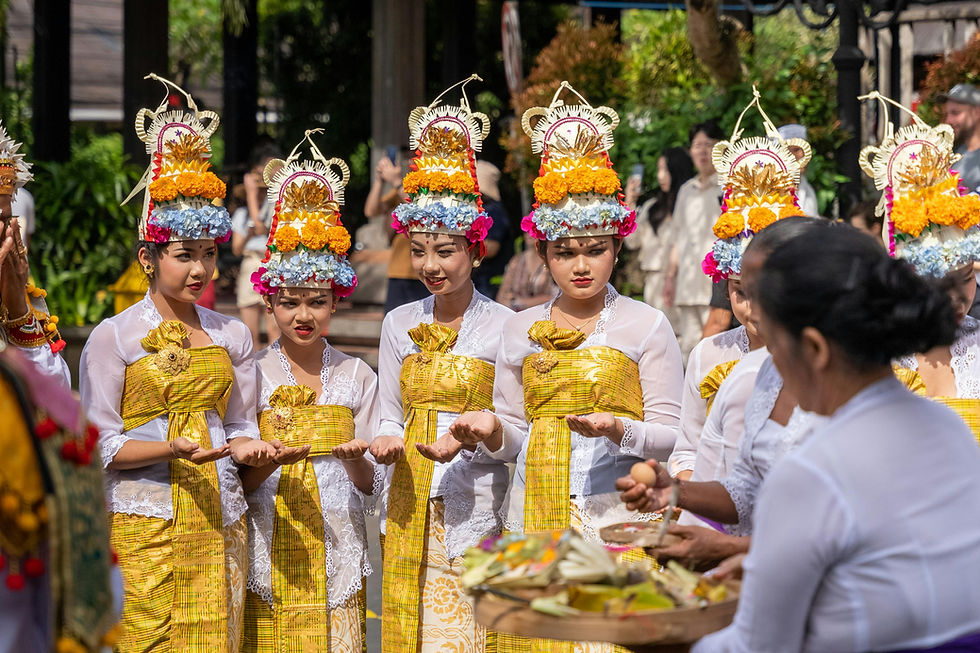 Personas participando en un retiro espiritual en Bali