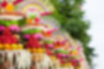 Personas participando en un retiro espiritual en Bali