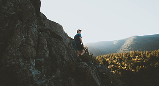 Randonnée homme dans la nature