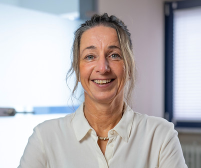 Anja Schneider | Mentorin | Gewaltfreie Kommunikation | Kommunikation verbessern | Klar und empathisch kommunizieren | Konflikte lösen | Gesprächsführung verbessern | Beziehungen stärken | Authentische Kommunikation | Missverständnisse vermeiden | Tiefe Verbindungen aufbauen | Gewaltfreie Kommunikation für Paare | Gewaltfreie Kommunikation im Beruf | Gewaltfreie Kommunikation in der Familie | Selbstbewusst kommunizieren | Emotionale Intelligenz steigern | Achtsame Kommunikation | Persönlichkeitsentwicklung durch Kommunikation
