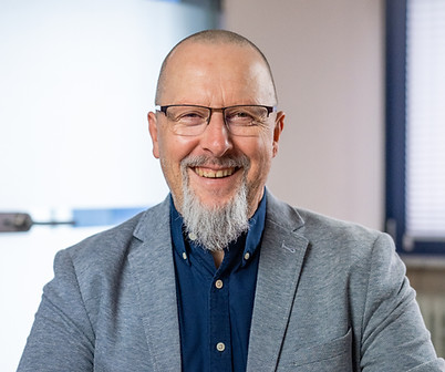 Alexander Schneider | Mediator | GFK Coach | Gewaltfreie Kommunikation | Kommunikation verbessern | Mediation & Coaching | Klar und empathisch kommunizieren | Missverständnisse vermeiden | Konflikte lösen | Erfolgreich kommunizieren | Gesprächsführung verbessern | Coaching für Führungskräfte | Emotionale Intelligenz steigern | Gewaltfreie Kommunikation im Beruf | Gewaltfreie Kommunikation für Paare | Gewaltfreie Kommunikation in der Familie | Klar und verständlich sprechen lernen