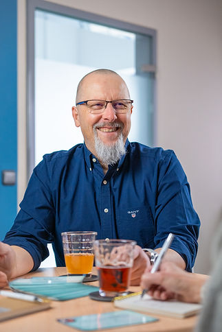 Alexander Schneider | Mediator | GFK Coach | Gewaltfreie Kommunikation | Kommunikation verbessern | Mediation & Coaching | Klar und empathisch kommunizieren | Missverständnisse vermeiden | Konflikte lösen | Erfolgreich kommunizieren | Gesprächsführung verbessern | Coaching für Führungskräfte | Emotionale Intelligenz steigern | Gewaltfreie Kommunikation im Beruf | Gewaltfreie Kommunikation für Paare | Gewaltfreie Kommunikation in der Familie | Klar und verständlich sprechen lernen