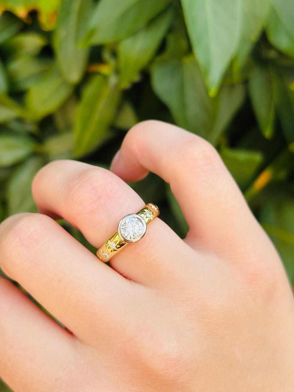 Thumbnail: 18ct gold diamond ring with starburst detail