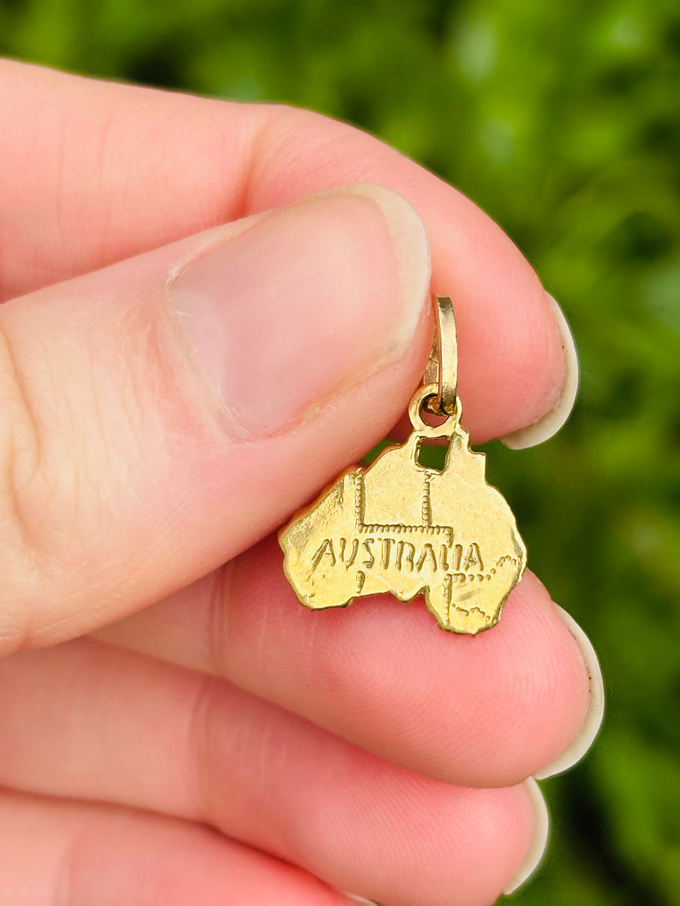 Thumbnail: Vintage 9ct gold Australia pendant