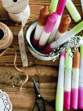 Farbenfroher Abschied vom Sommer mit der Anleitung zu den bunten Dip-Dye-Kerzen