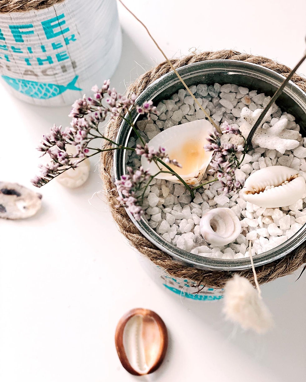 DIY – Bemalte Blechdosen, gefüllt mit Steinchen, Muscheln und Trockenblumen, von oben fotografiert