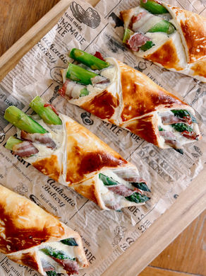 So schmeckt der Frühling: Gebackene Spargeltaschen mit Speck und Ricotta