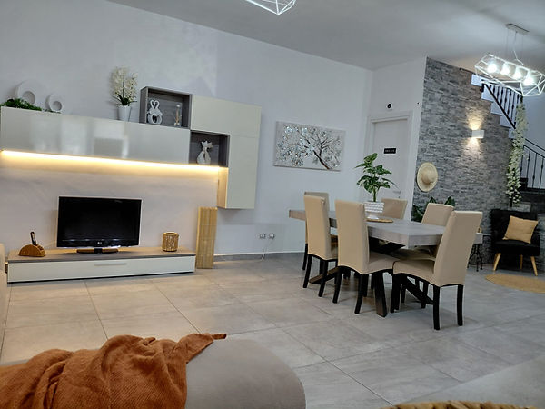 Soggiorno caldo e luminoso di Villa del Sole in Carini, ideale per rilassarsi nei mesi invernali