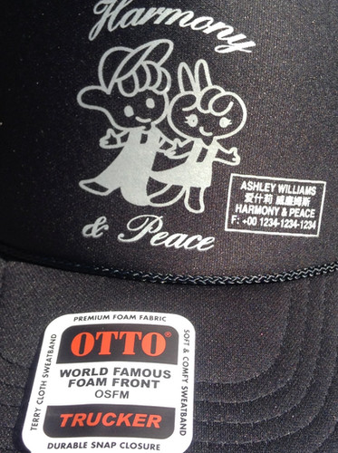 AshLey WILLIAMS キャップ Ashley Williams: ピンク 'Harmony & Peace' トラッカーキャップ