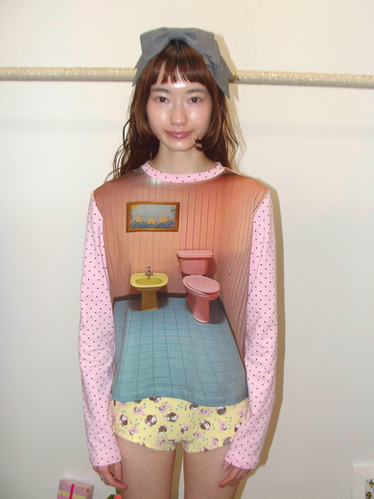 Ashley Williams / L/S T-SHIRT / BATHROOM | CHICKS WEB