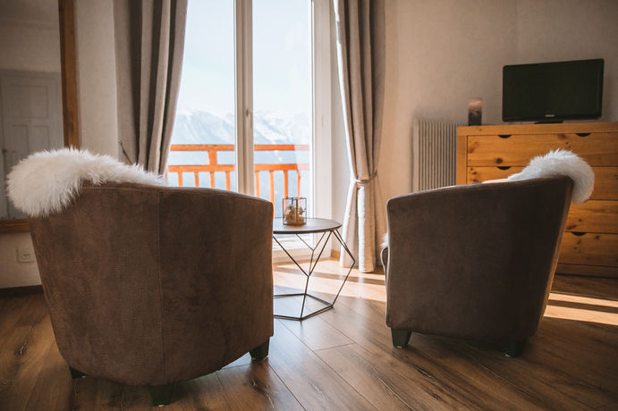 canapé-fauteuil.vue-montagne-chambre.jpg