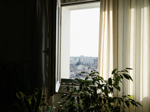 La qualité de l’air dans les logements français s’est globalement améliorée depuis 15 ans, mais certains foyers restent exposés à des niveaux de pollution élevés, selon les premiers résultats d’une étude nationale.