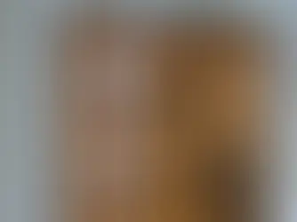 타일 벽 사이에 맞춘 홈사우나 정면. 유리 안으로 두 가지 열원과 벤치가 보입니다.