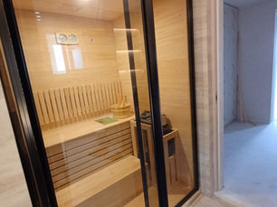 긴 목재 벤치와 스톤히터를 갖춘 역삼동 핀란드 홈사우나 내부