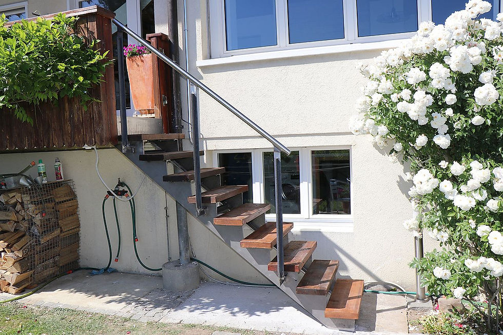 einläufige Treppe mit aufgesattelten Tritten