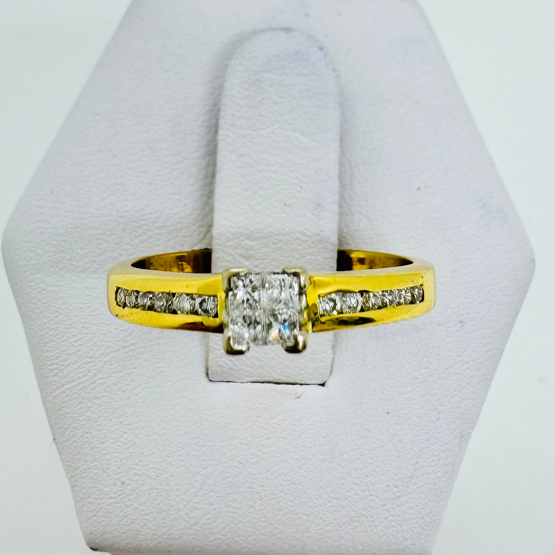 18ct 4 stones square  Diamond with Dia Shlds