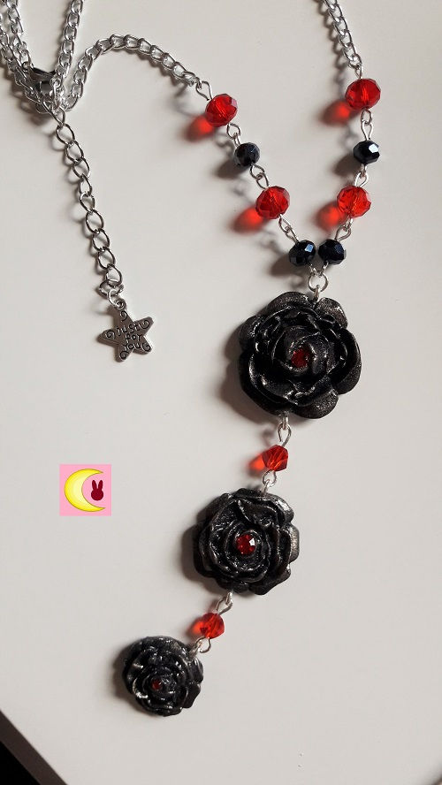 Thumbnail: Collier Black Roses sur fond blanc uni de près