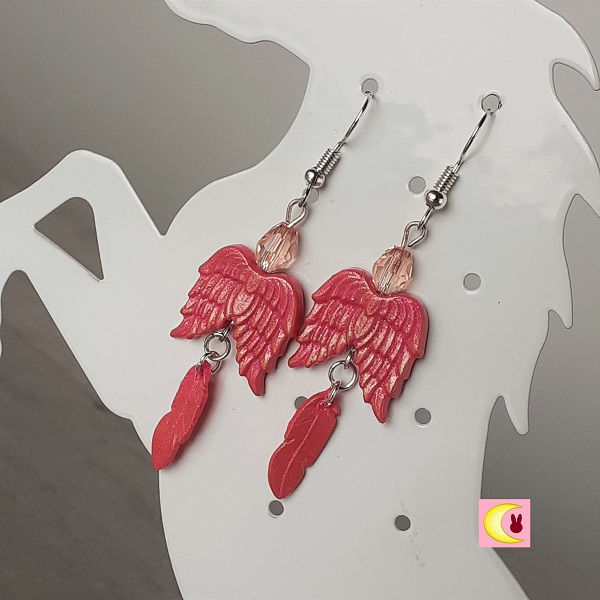 boucles d'oreilles plum wing fait main sur présentoir de près
