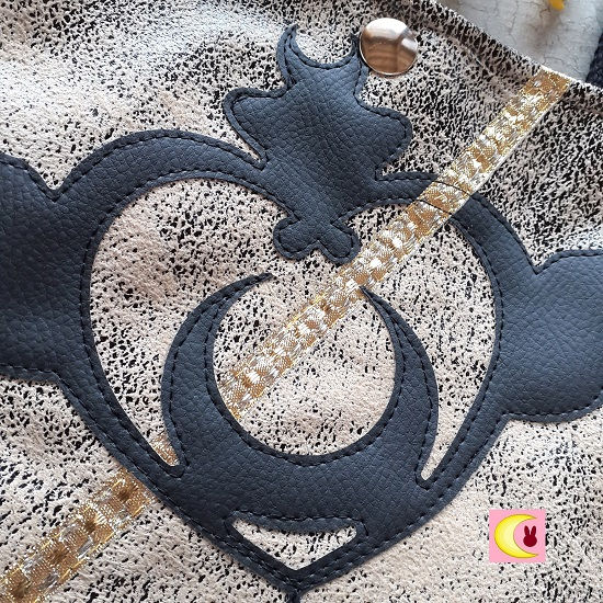 Thumbnail: zoom sur appliqué moon crisis compact